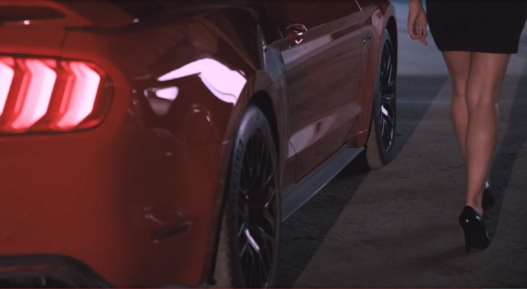 Ford Mustang "desbrava" pontos emblemáticos Brasileiros em video