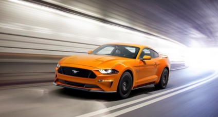 Ford faz live com Batistinha mostrando Mustang na pista