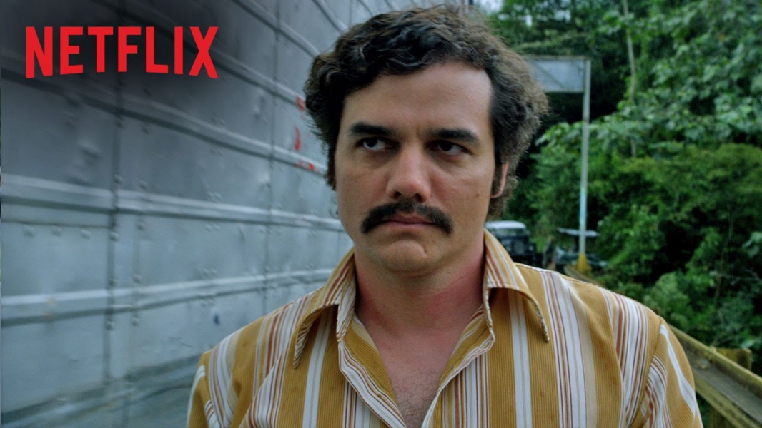 Vídeo reúne cenas de Pablo Escobar ajustando as calças em “Narcos”