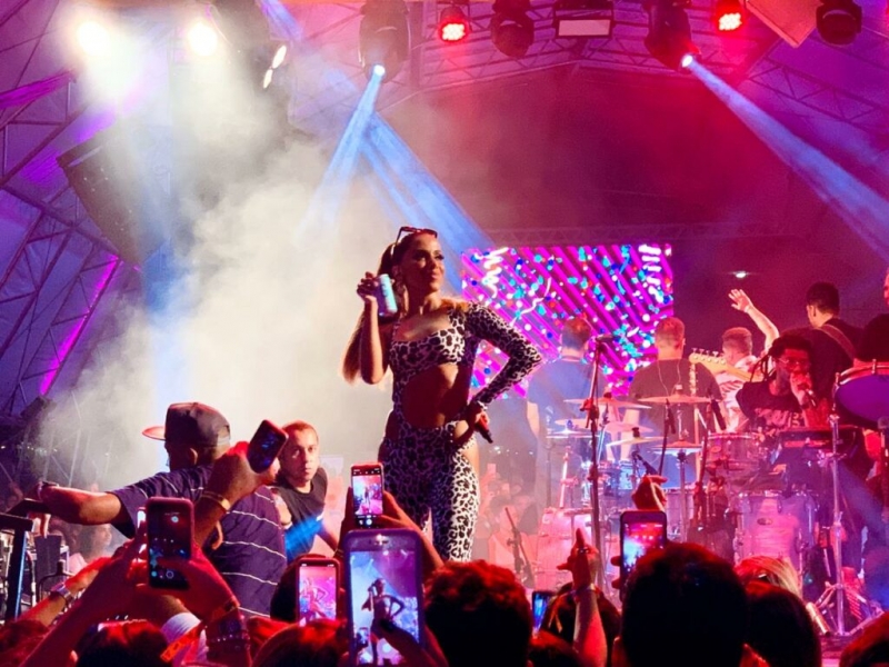 Anitta relança Skol Beats Gin Tônica durante Bloco das Poderosas no RJ