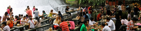 Resort filipino oferece almoço dentro de cachoeira