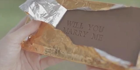 Consumidores gravam mensagem nas barras de Cadbury