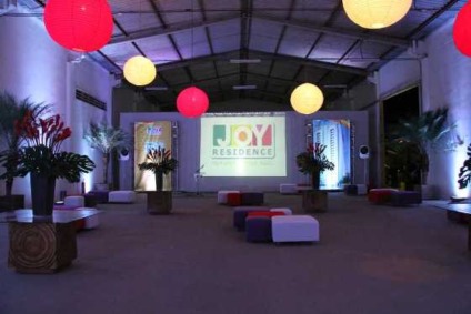 Plural à frente de evento da Caenge Construtora