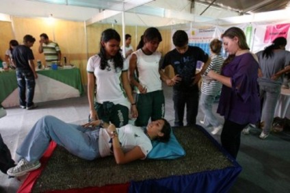 Cama e poltrona de pregos em evento no DF