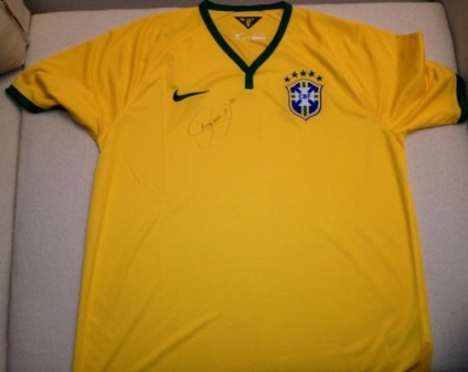 Neymar, Felipão, David Luiz doam camisas para leilão 