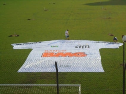 Camisa gigante do Santos embarca para o Japão