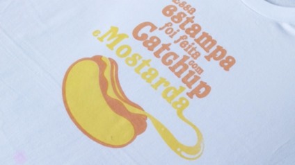 Laundromat ativa serviço com camisetas sugestivas