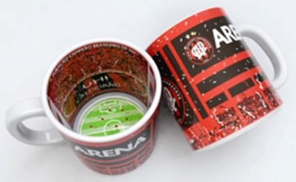 Canecas personalizadas do Atlético em ação promo