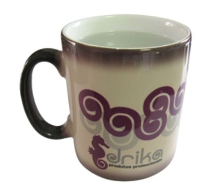 Drika Brindes apresenta caneca mágica
