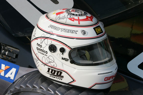 Ricardo Zonta sorteia capacete da Corrida do Milhão