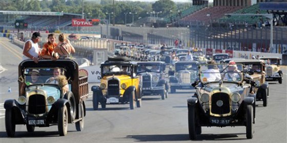 Citroën realiza circuito com carros antigos