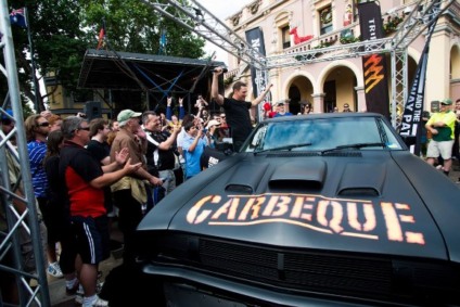 Carbeque transforma carro em churrasqueira