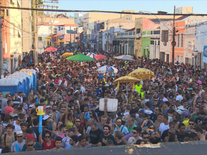 Carnaval de Rua reúne cerca de 15 mil na Cidade Baixa