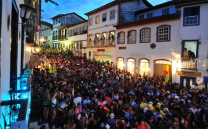 Foliões se despedem de Diamantina com música eletrônica