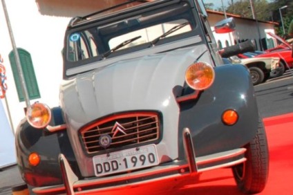 Forte de Copacabana reúne carros antigos