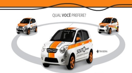 Adesivando o carro na ação promocional da Souto