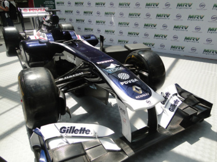 Bangu Shopping expõe carro do piloto Bruno Senna