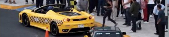Ferrari e Porsche viram táxis em promo no México