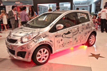 Carro com desenhos de Luciano Martins dá a volta à Ilha