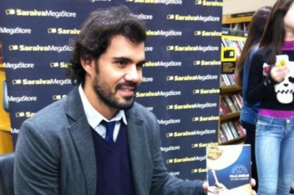 Saraiva promove tarde de autógrafos com Juliano Cazarré
