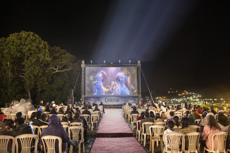 Pif Paf promove o projeto "Cinema na Praça"