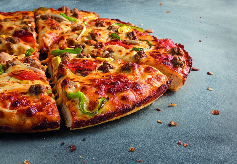 Pizza Hut inova mais uma vez e lança pizza com recheio que invade a borda Pizza Hut inova mais uma vez e lança pizza com recheio que invade a borda