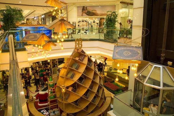 MorumbiShopping se transforma para o Natal com pinhas e livros