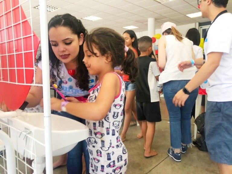 Hamburgada do Bem diverte e educa crianças carentes