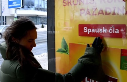 Lipton distribui chás em ponto de ônibus na Lituânia