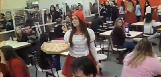 Chapeuzinho Vermelho distribui pizza em Blumenau