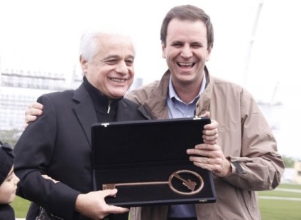 Prefeito do Rio entrega chave da Cidade do Rock