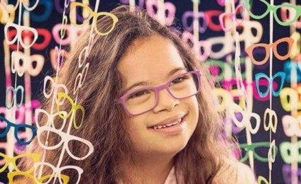 Menina com Síndrome de Down assina linha da Chilli Beans