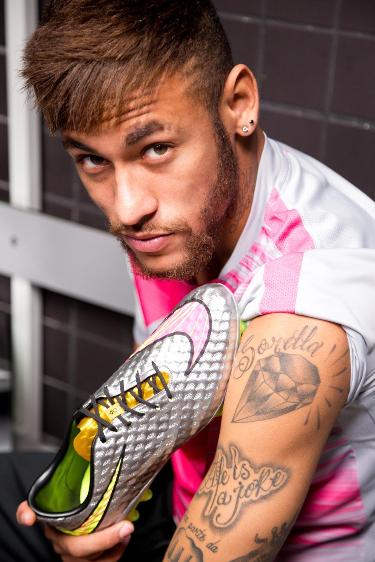 Tatuagem de Neymar inspirou a Nike para a criação da nova chuteira do craque.