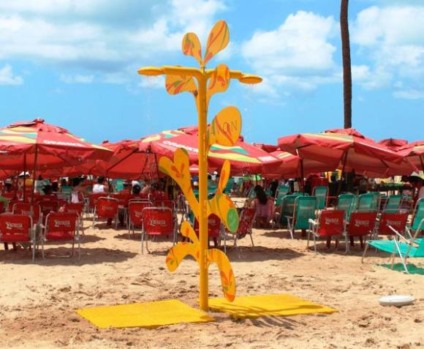 Avon promove ação na Praia de Boa Viagem