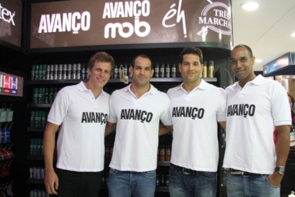 Nadadores brasileiros visitaram estande da Hypermarcas 
