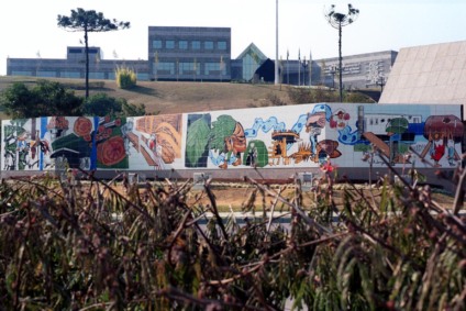 Bairro Jardim Botânico_ Painéis em cerâmica em frente ao prédio da CIETEP (Centro Integrado dos Empresários e Trabalhadores das Indústrias do Paraná) . Data: 1996. Curitiba, 30/07/2000 Foto: Rogério Machado