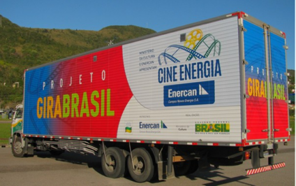 Sessões gratuitas de cinema são realizadas em um caminhão