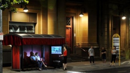 Austrália faz sessão de cinema em ponto de ônibus