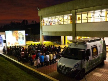 Cinema itinerante é movido a energia solar