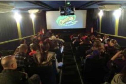 Caminhão vira sala de cinema ambulante