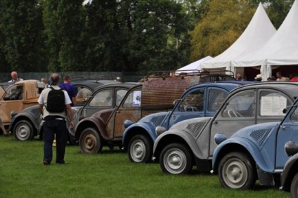 Encontro de fãs da Citroën congestiona interior da França