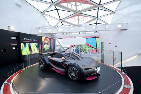 C-Zéro e Survolt são expostos na Champs Elysées