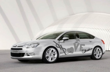 Citroën do Brasil patrocina exposição "Yves Saint Laurent"