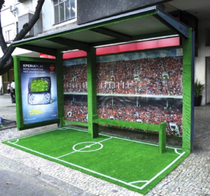 Claro transforma parada de ônibus em estádio de futebol