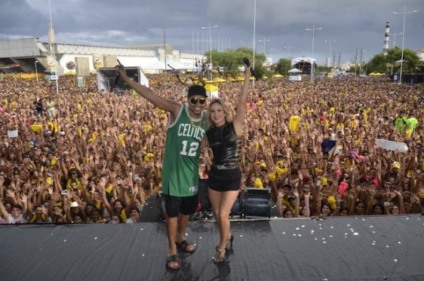Claudia Leitte agita a galera no pré-carnaval do Olinda Beer