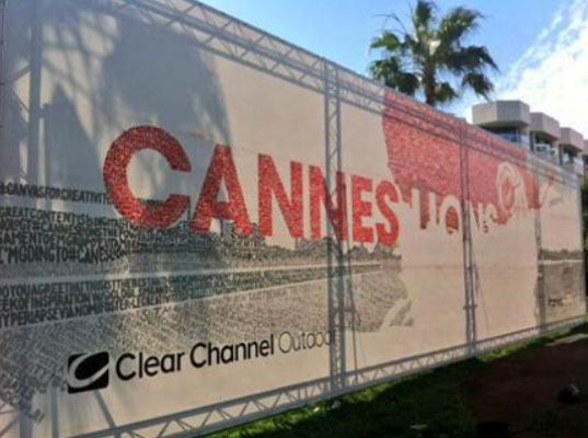 Clear Channel pinta outdoor ao vivo em Cannes