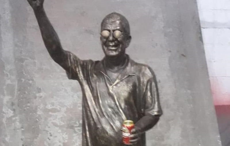 Zeca Pagodinho ganha estátua da Brahma