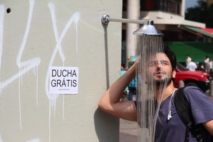 Coca-Cola faz intervenção urbana em prol da água