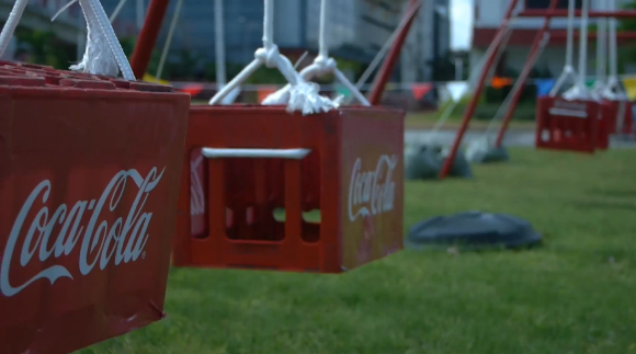 Coca-Cola surpreende pessoas com flores e balanços