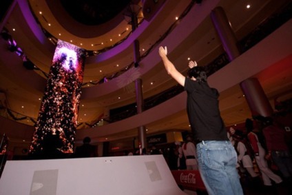 Cascata da Coca-Cola interage com fãs em shopping